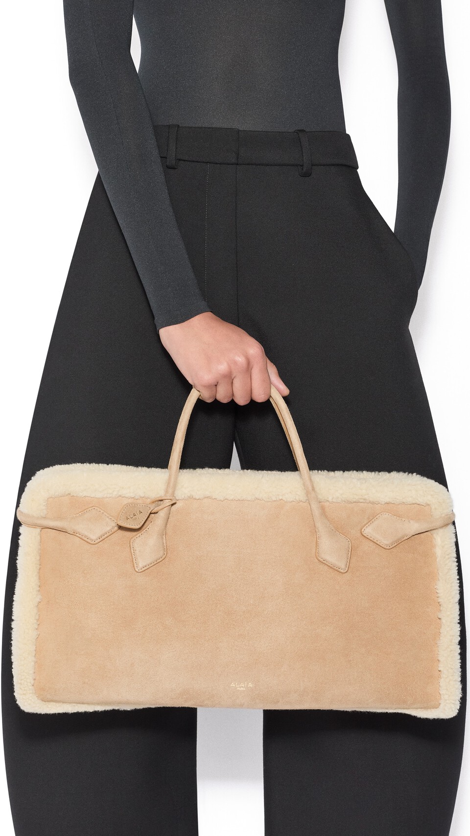 ALA&Iuml;A LE TECKEL TOTE BAG IN MERINO SHEARLING CAMEL - View 4