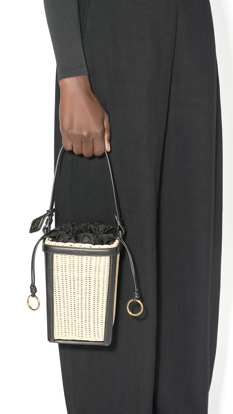 ALA&Iuml;A BUCKET SMALL BAG IN WICKER BLACK - View 5