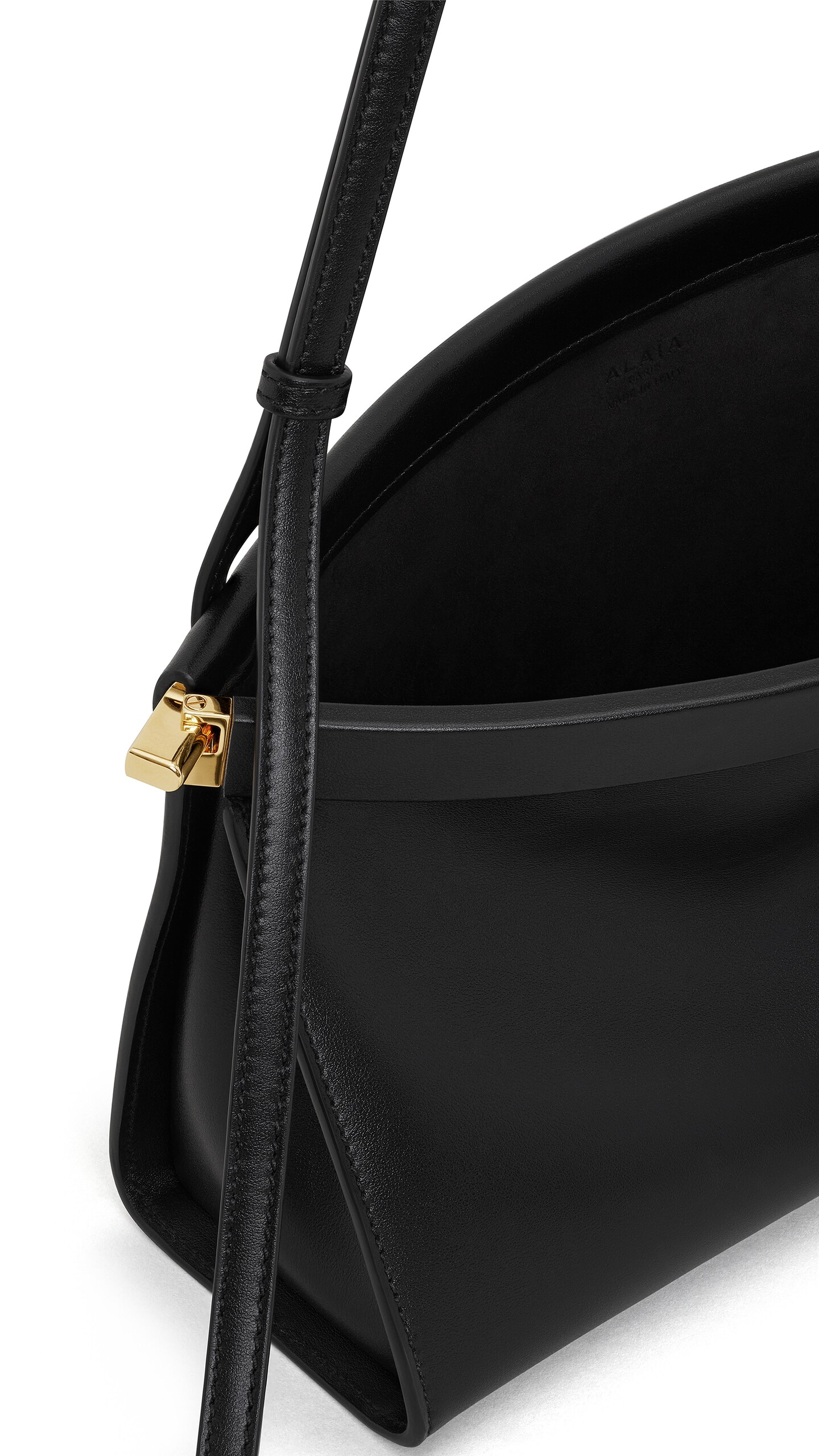 ALA&Iuml;A LE CLICK EAST WEST MEDIUM BAG IN CALFSKIN BLACK - View 3