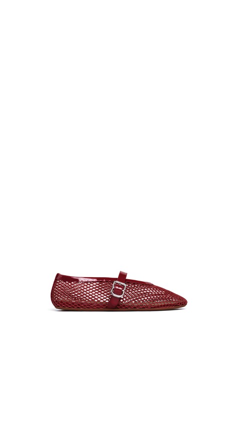 ALA&Iuml;A BALLET FLATS IN FISHNET CARMINE