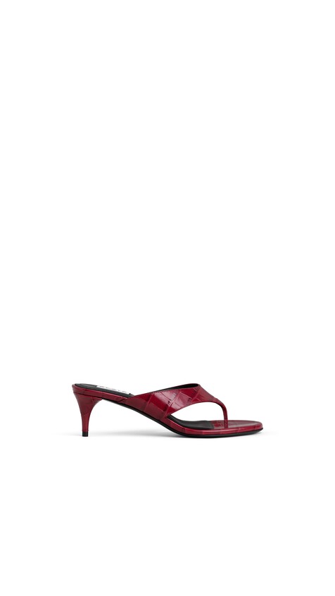 ALA&Iuml;A MULES TONG IN CROCODILE EMBOSSED CALFSKIN CHERRY