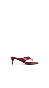 CHERRY - ALA&Iuml;A MULES TONG IN CROCODILE EMBOSSED CALFSKIN