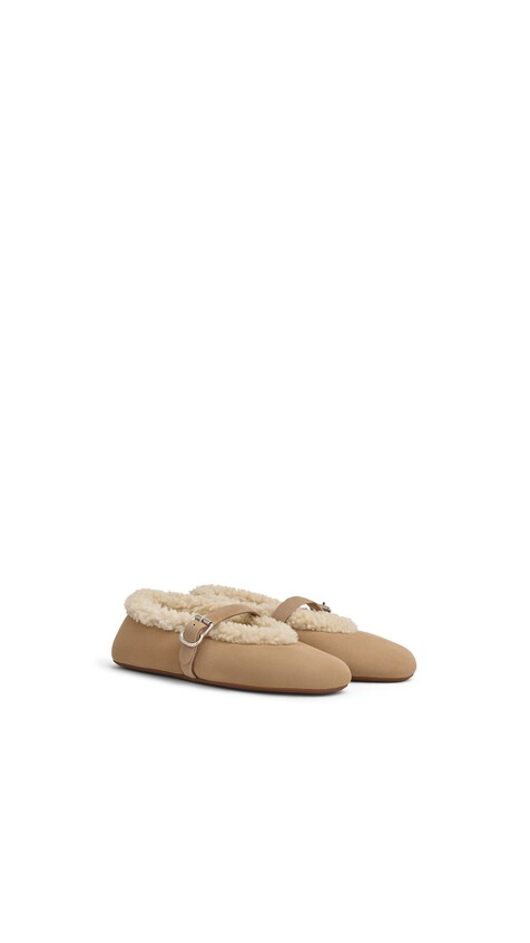 ALA&Iuml;A BALLET FLATS IN MERINO SHEARLING CAMEL - View 2