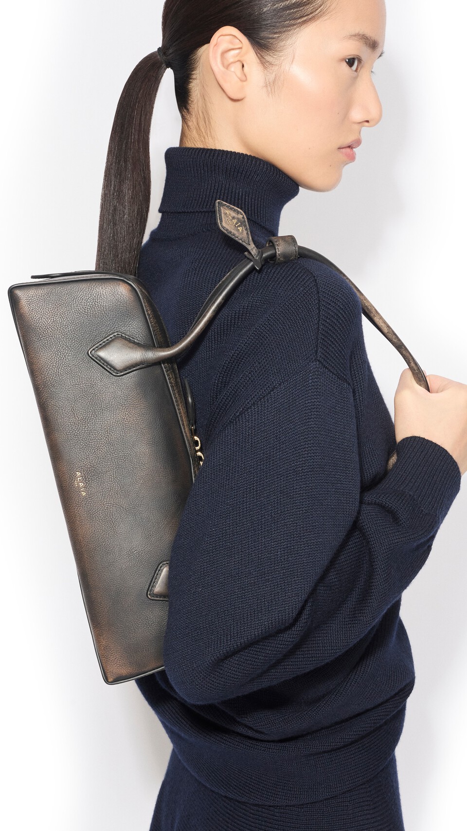 ALA&Iuml;A LE TECKEL MEDIUM BAG IN AGED LEATHER EBENE - View 4