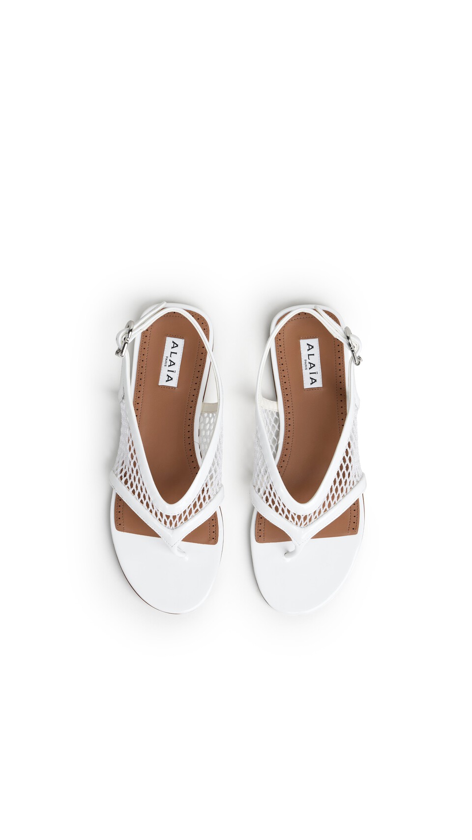 ALA&Iuml;A FISHNET THONG SANDALS IN PATENT CALFSKIN OPTICAL WHITE - View 4