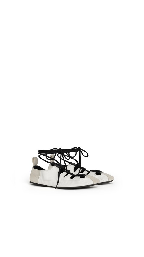 ALA&Iuml;A  FOLD LACED FLATS IN LEATHER WHITE - View 2