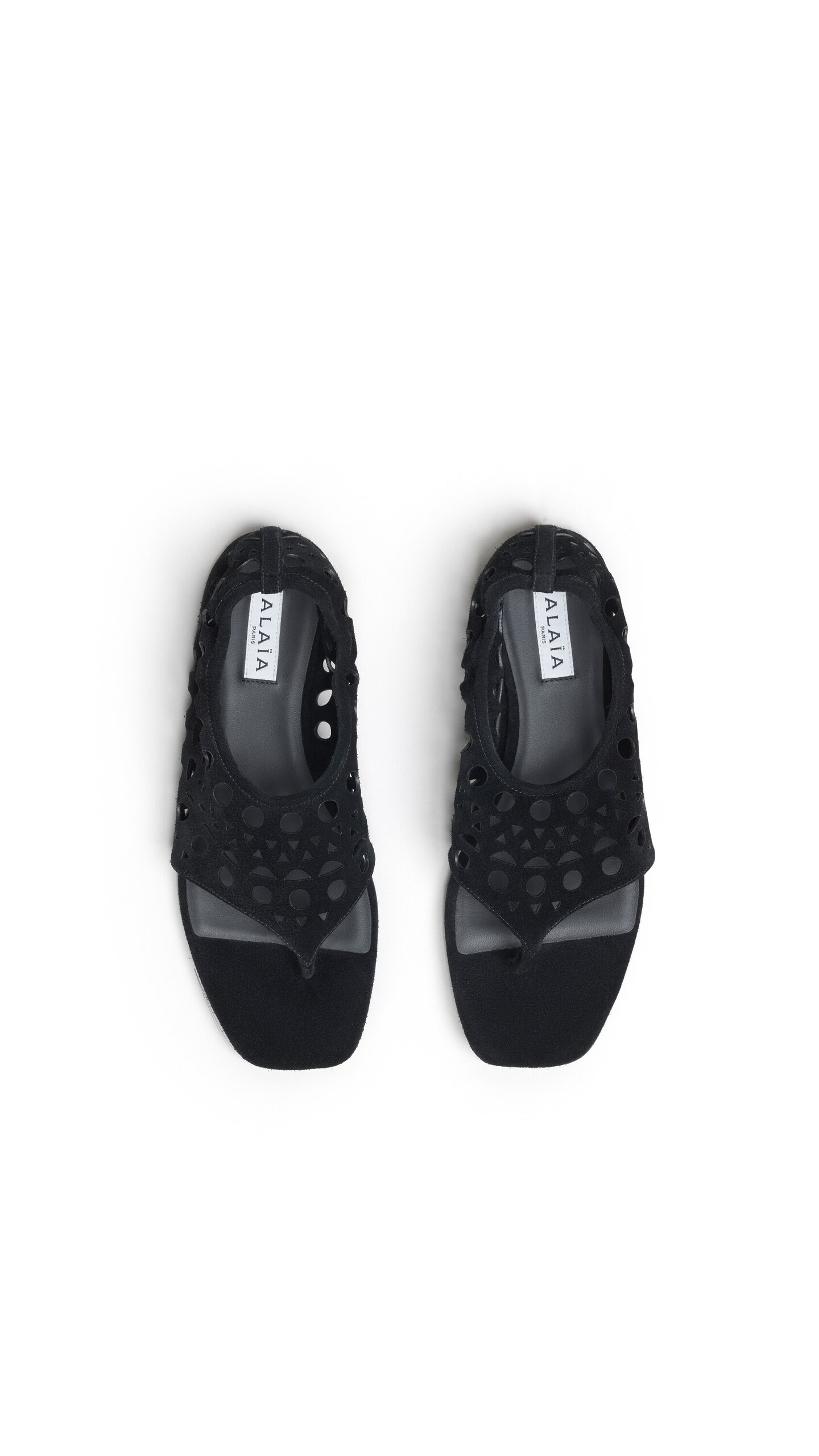 ALA&Iuml;A VIENNE THONG SANDALS IN VELVET CALFSKIN BLACK - View 4