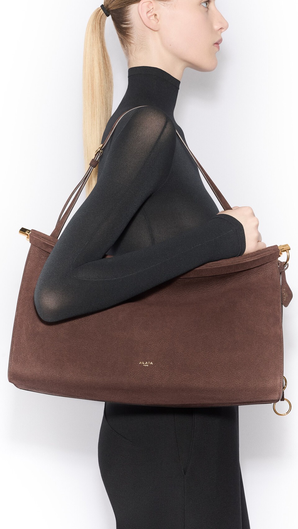ALA&Iuml;A LE CLICK EAST WEST LARGE BAG IN NUBUCK DARK BROWN - View 4