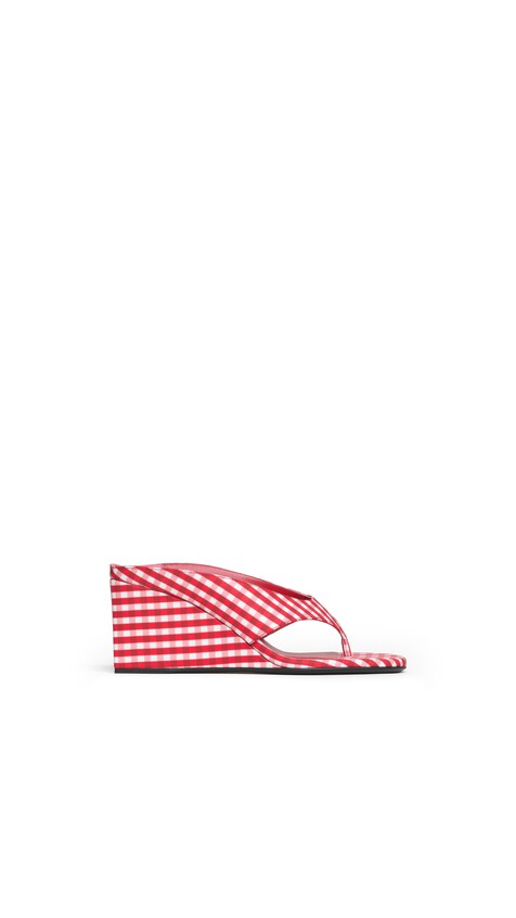 ALA&Iuml;A CUBE THONG MULES IN VICHY PRINT CARMINE