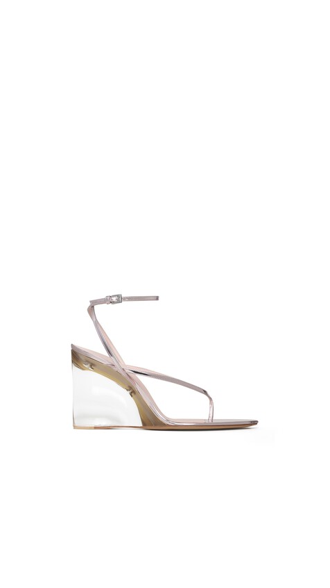ALA&Iuml;A INVISIBLE THONG SANDALS IN MIRROR CALFSKIN BLUSH/SILVER