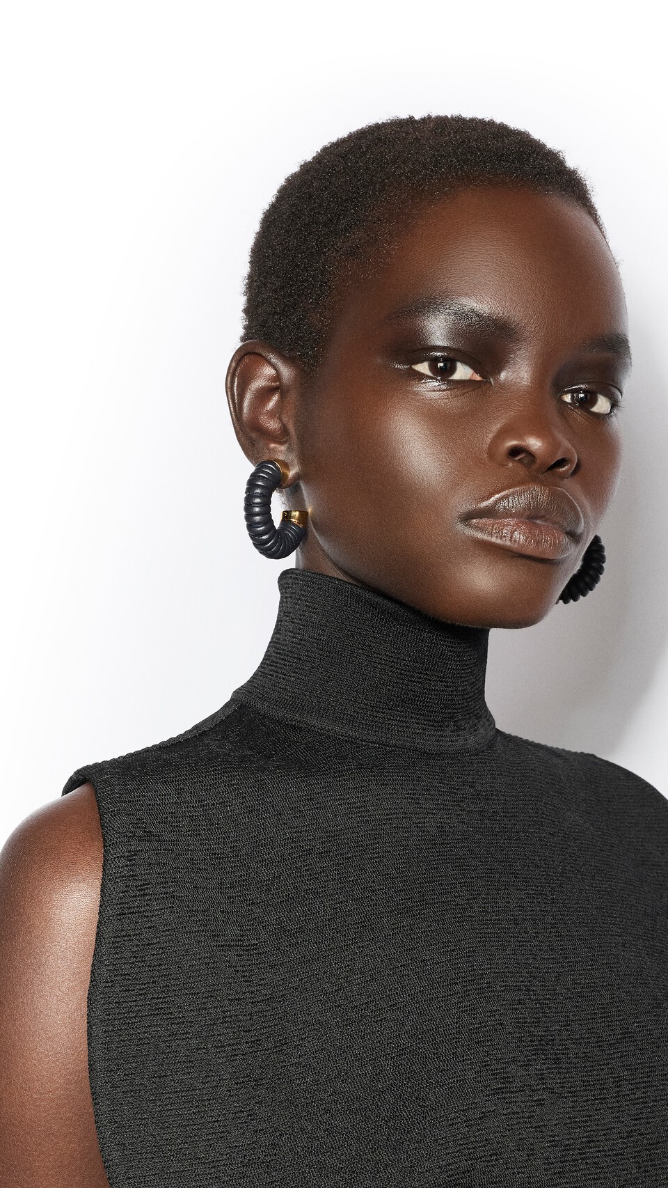 ALA&Iuml;A SMALL BOBINE HOOPS BLACK/GOLD - View 3