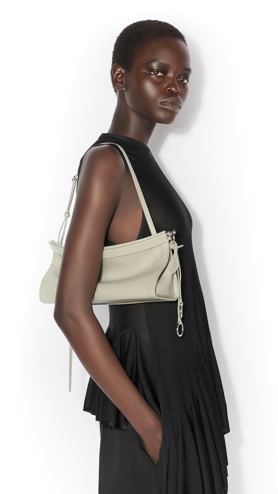 ALA&Iuml;A LE CLICK EAST WEST MEDIUM BAG IN LEATHER BEIGE GREY - View 4