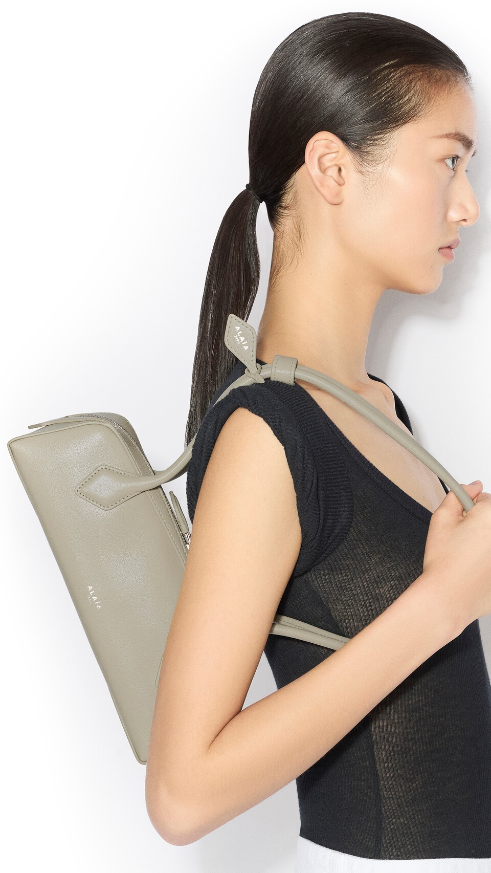 ALA&Iuml;A LE TECKEL SMALL BAG IN LEATHER BEIGE GREY - View 4