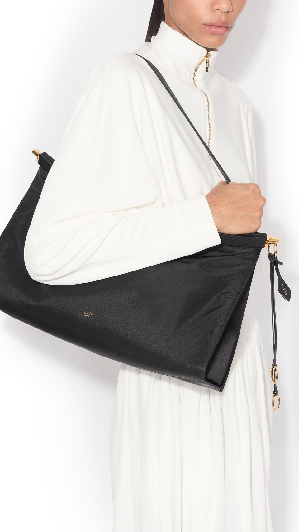 ALA&Iuml;A LE CLICK EAST WEST LARGE BAG IN NYLON BLACK - View 4