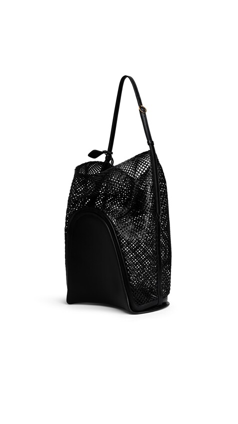 ALA&Iuml;A HIP LARGE BUCKET BAG IN LEATHER NET BLACK - View 2
