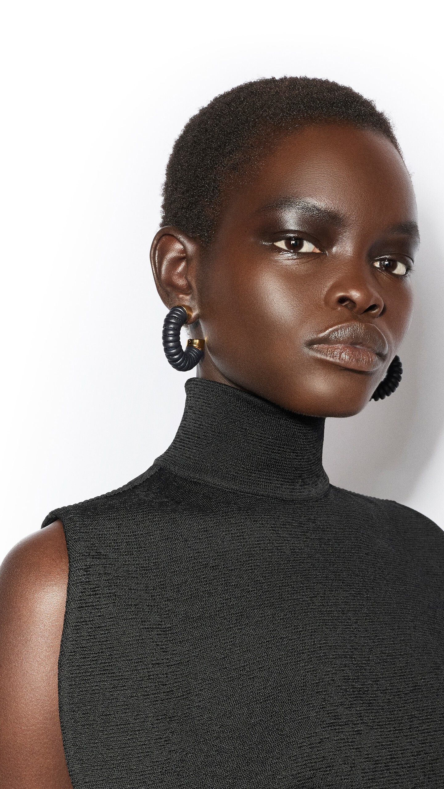 ALA&Iuml;A SMALL BOBINE HOOPS BLACK/GOLD - View 3