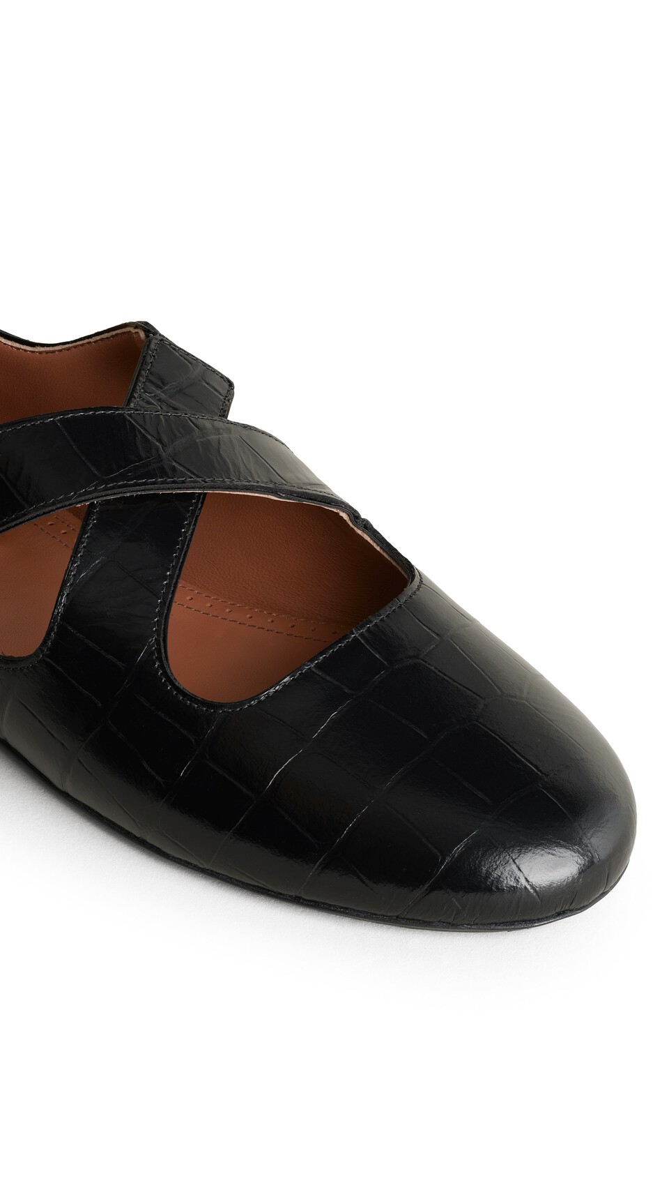 ALA&Iuml;A CRISS CROSS BALLET FLATS IN CROCODILE EMBOSSED CALFSKIN BLACK - View 4