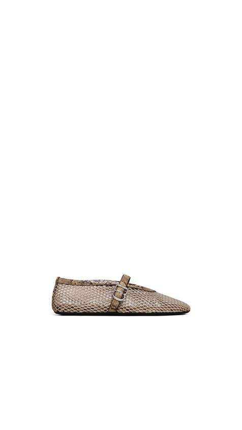 ALA&Iuml;A BALLET FLATS IN FISHNET AND AYERS LEATHER HONEY