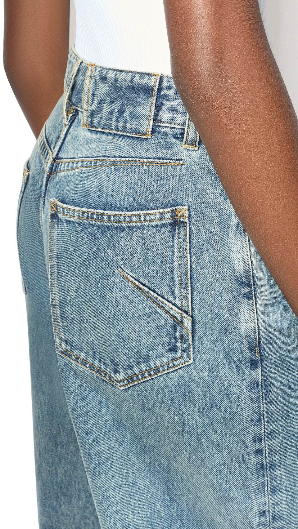 ALA&Iuml;A JEANS ARROTONDATI IN DENIM BLU VINTAGE - View 4