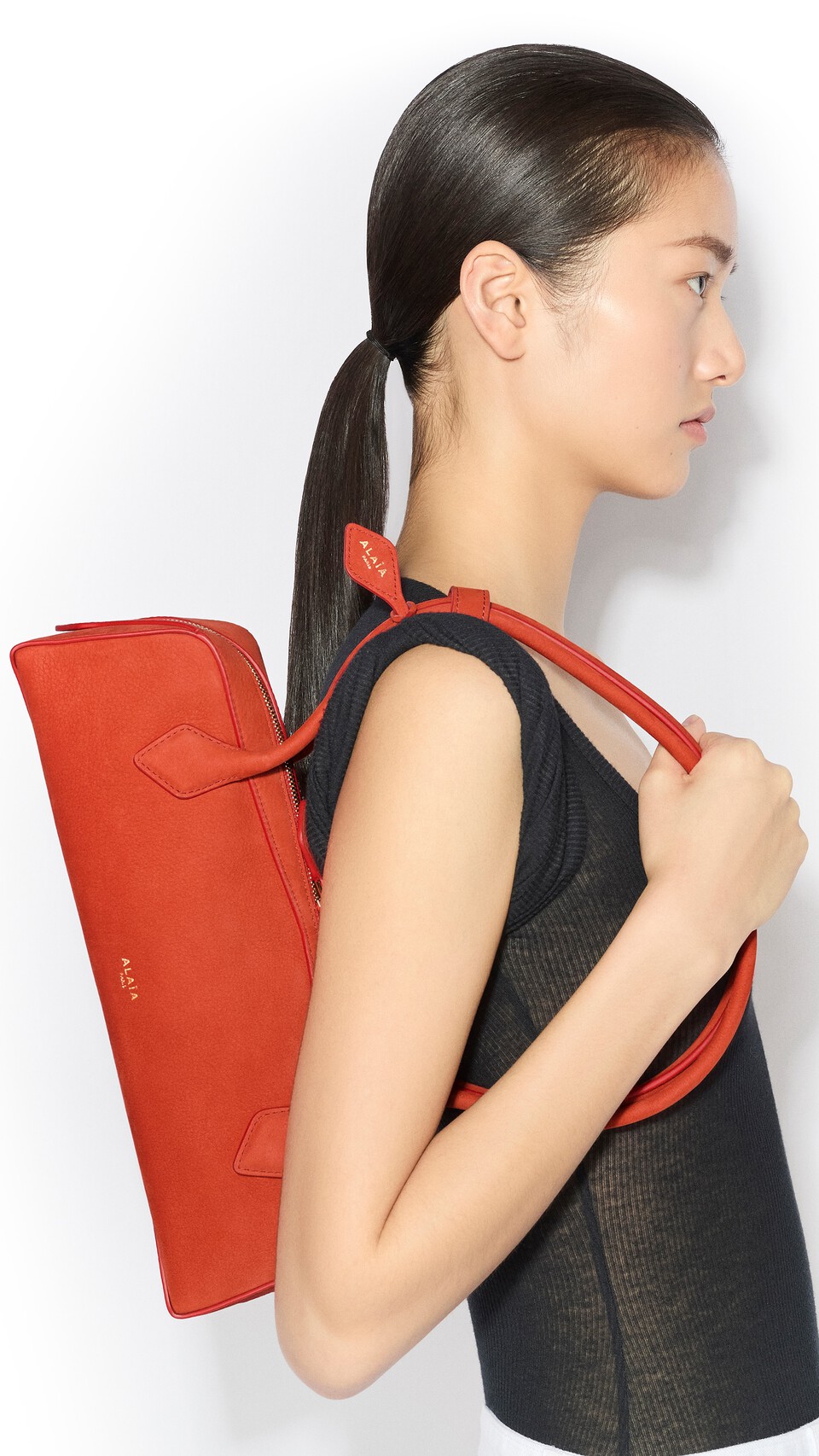 ALA&Iuml;A LE TECKEL MEDIUM BAG IN NUBUCK BURNT ORANGE - View 4
