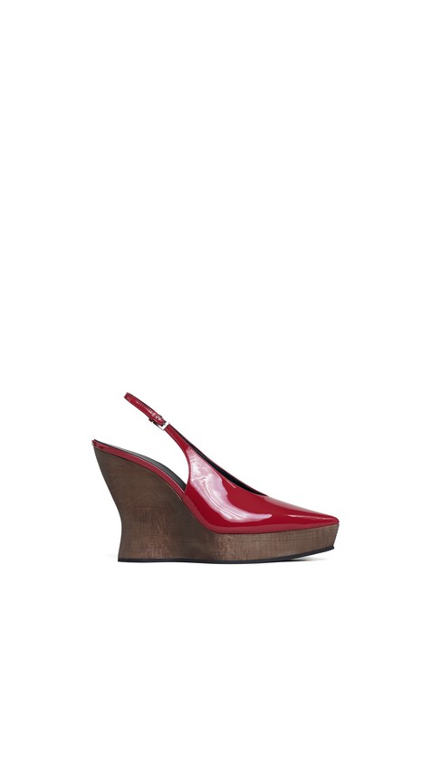 ALA&Iuml;A CLOGS WEDGE SLINGBACKS IN PATENT CALFSKIN CARMINE