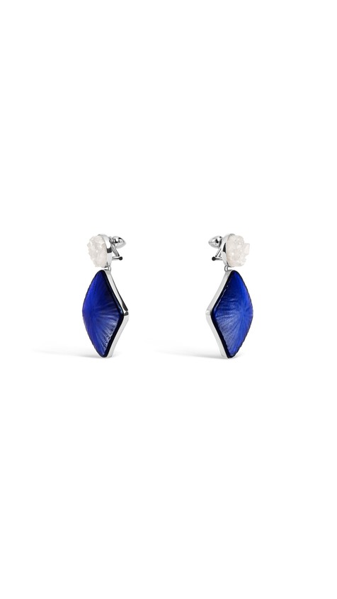 ALA&Iuml;A PENDANT EARRINGS IN ROCK CRYSTAL & PLEXI WHITE/SILVER - View 2