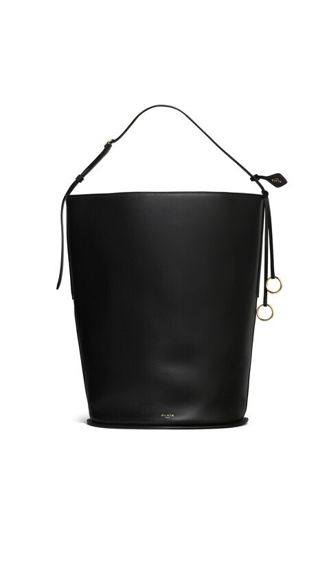 ALA&Iuml;A HIP LARGE BUCKET BAG IN CALFSKIN  BLACK