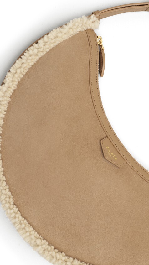 ALA&Iuml;A ONE PIECE DEMI LUNE BAG IN MERINO SHEARLING CAMEL - View 2
