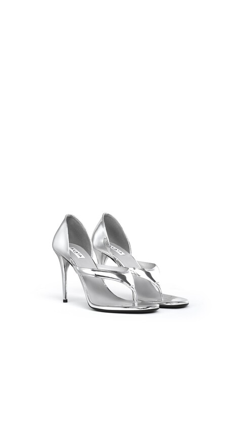 ALA&Iuml;A INFRADITO SANDALS IN MIRROR CALFSKIN WHITE SILVER - View 2