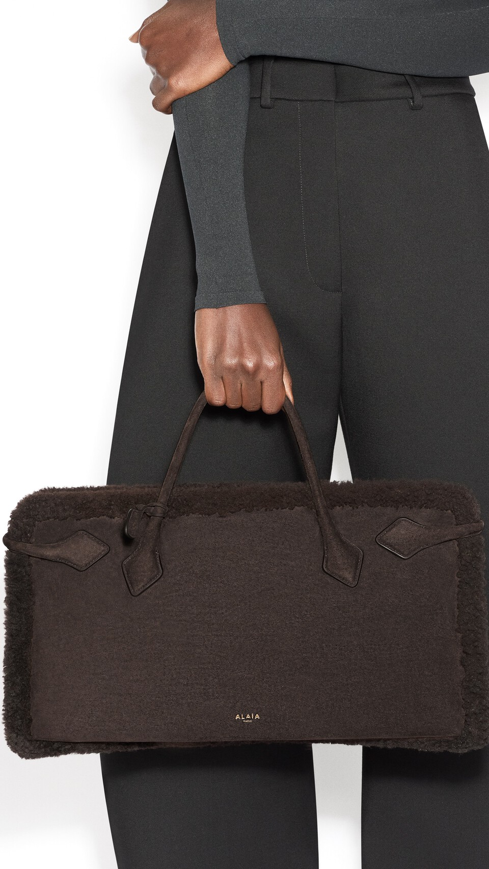 ALA&Iuml;A LE TECKEL TOTE BAG IN MERINO SHEARLING CHESTNUT - View 4
