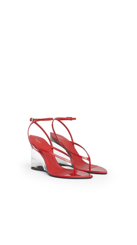 ALA&Iuml;A INVISIBLE THONG SANDALS IN PATENT CALFSKIN BURNT ORANGE - View 2