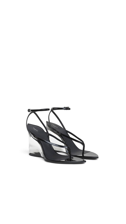 ALA&Iuml;A INVISIBLE THONG SANDALS IN PATENT CALFSKIN BLACK - View 2