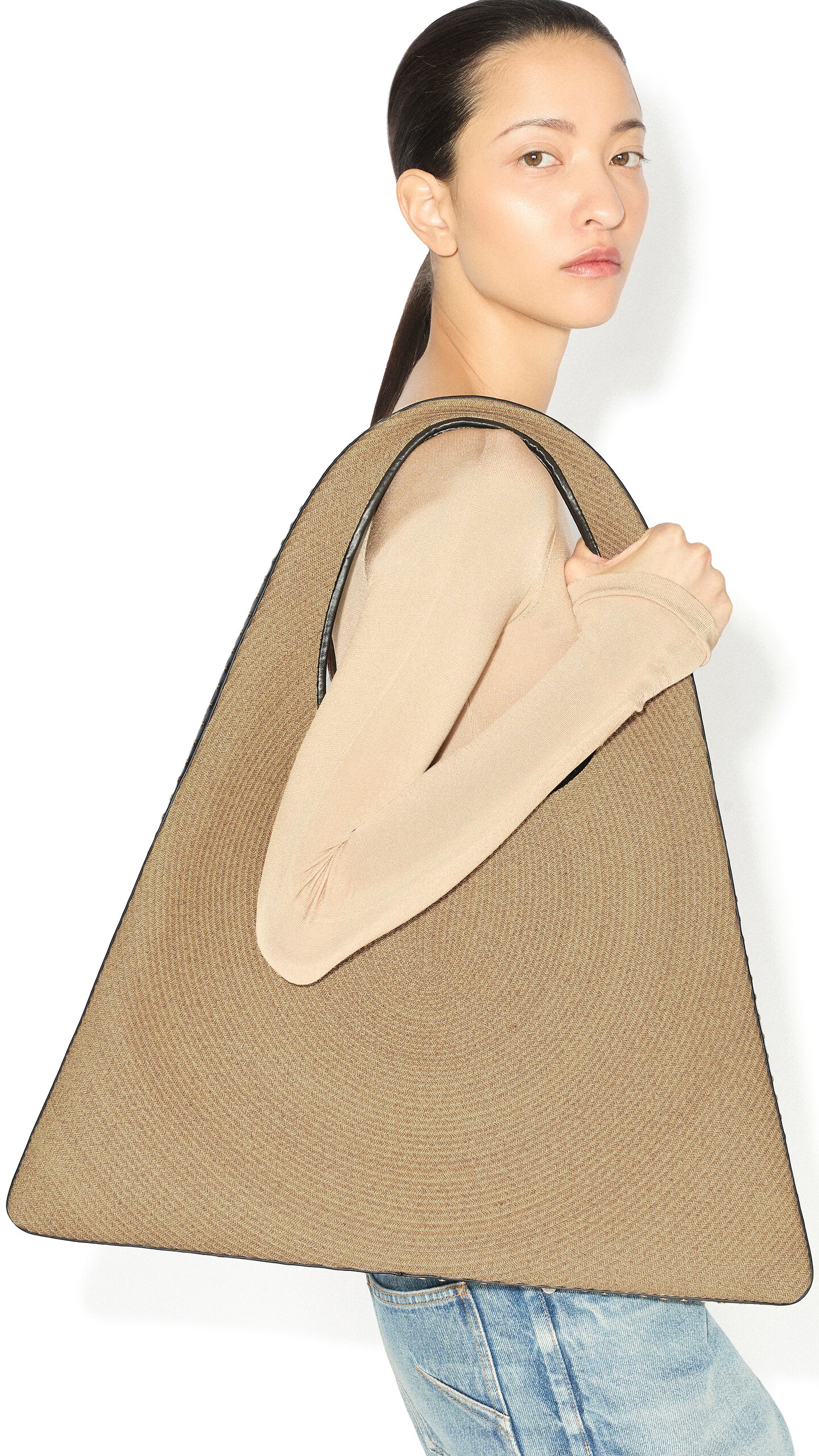 ALA&Iuml;A ONE PIECE HOBO BAG IN PAPER STRAW NATURAL - View 3