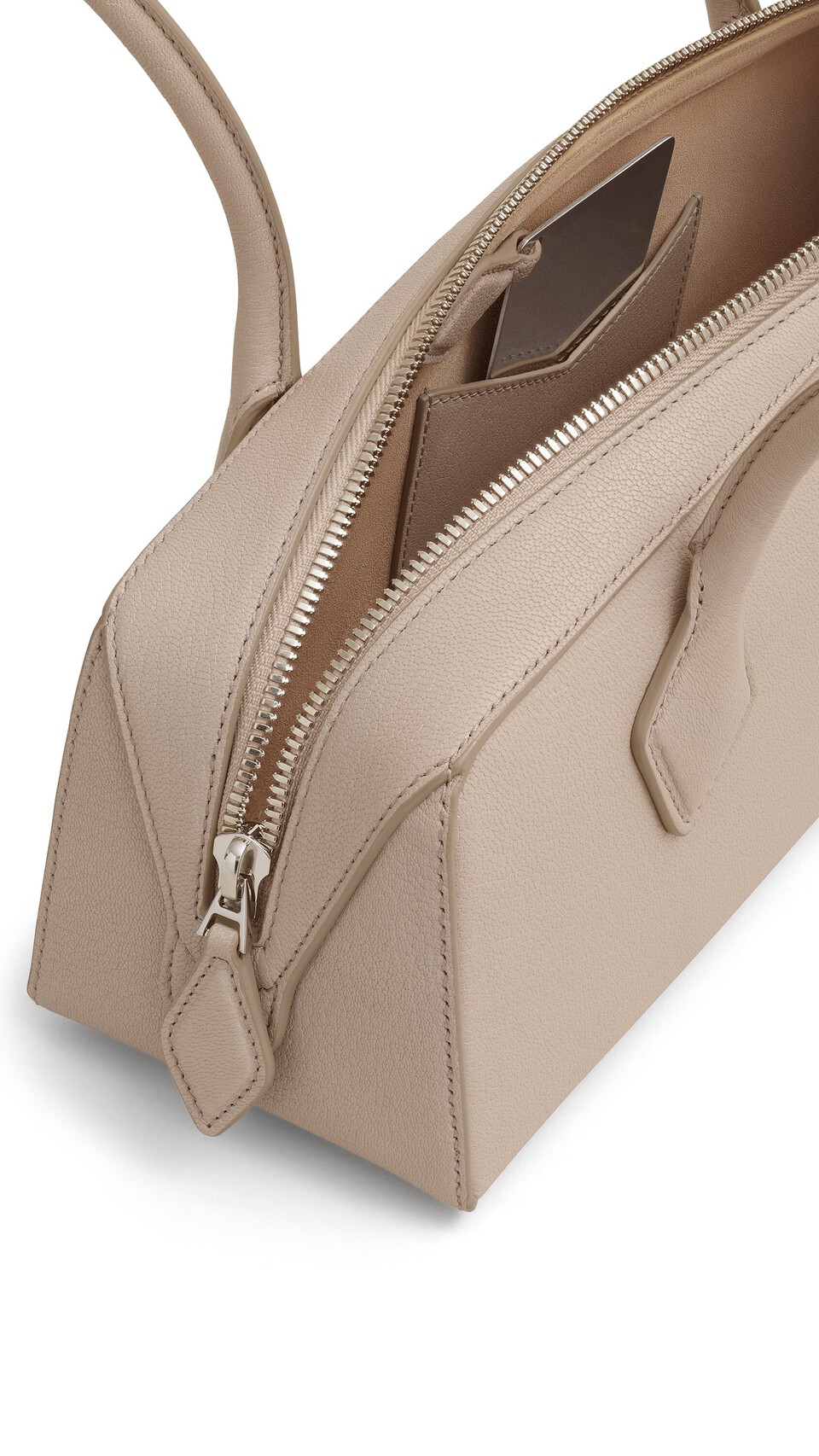 ALA&Iuml;A LE TECKEL MEDIUM BAG IN GOATSKIN GREY - View 3