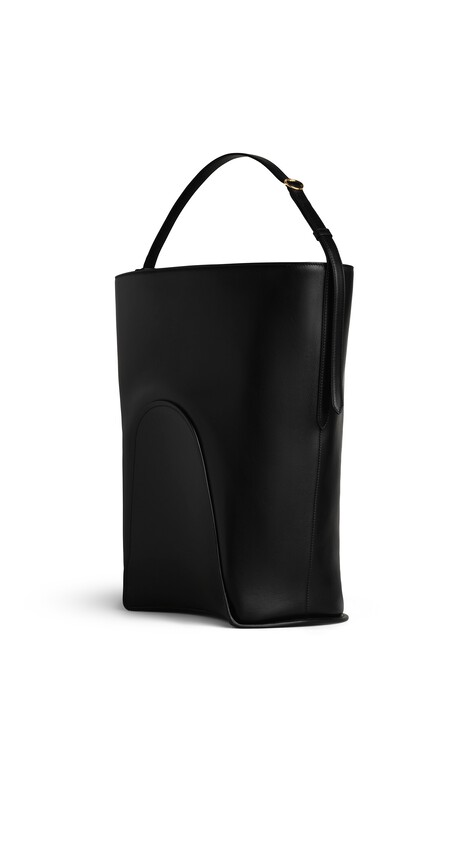 ALA&Iuml;A HIP LARGE BUCKET BAG IN CALFSKIN  BLACK - View 2