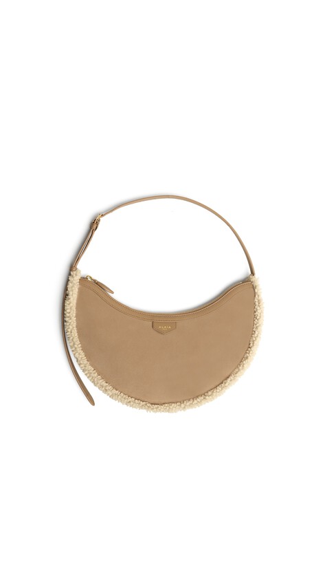 ALA&Iuml;A ONE PIECE DEMI LUNE BAG IN MERINO SHEARLING CAMEL