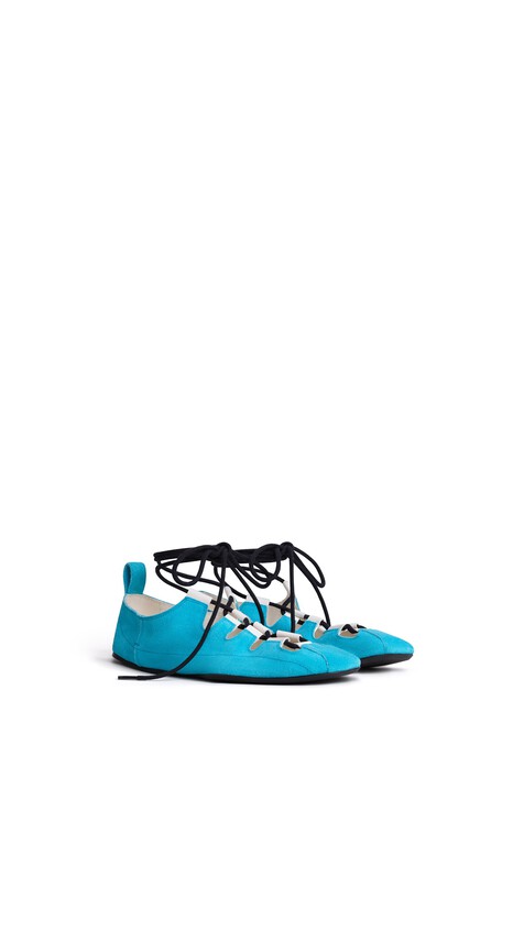 ALA&Iuml;A  FOLD LACED FLATS IN VELVET CALFSKIN TURQUIN BLUE - View 2