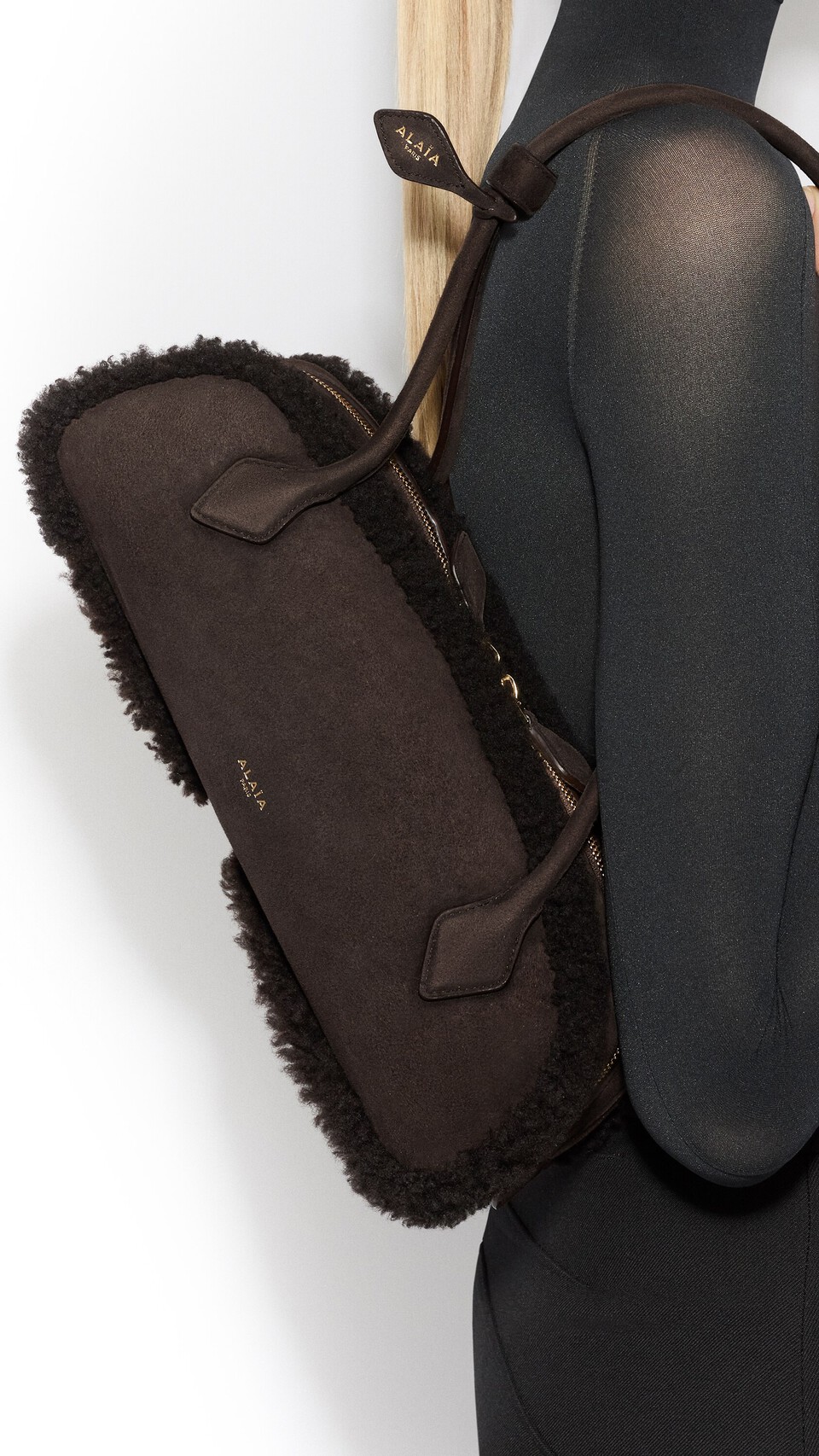 ALA&Iuml;A LE TECKEL MEDIUM BAG IN MERINO SHEARLING CHESTNUT - View 4