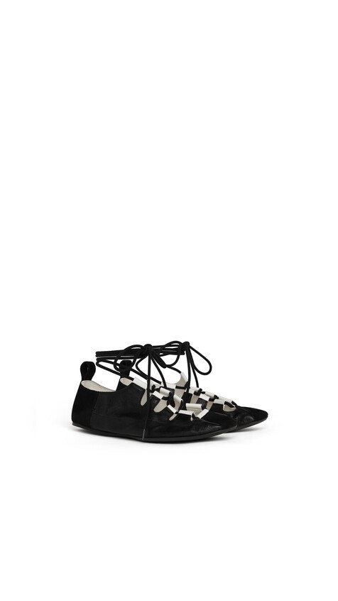 ALA&Iuml;A  FOLD LACED FLATS IN LEATHER BLACK - View 2