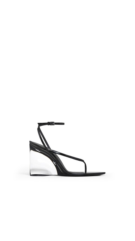 ALA&Iuml;A INVISIBLE THONG SANDALS IN PATENT CALFSKIN BLACK