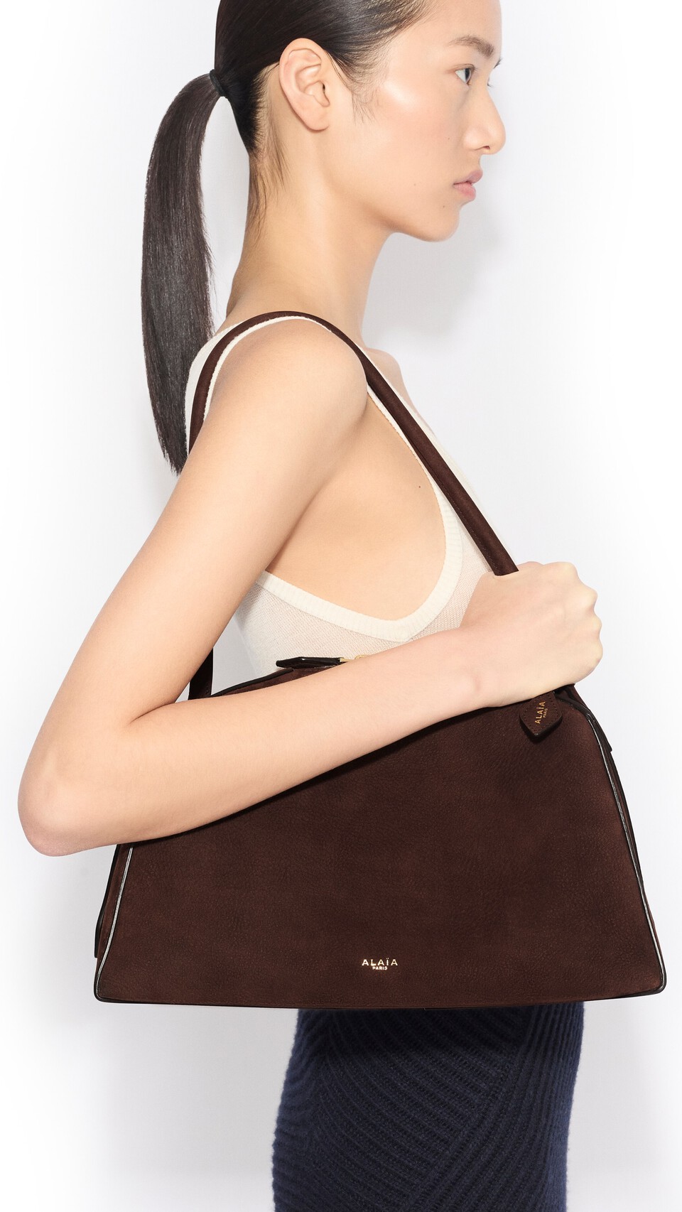 ALA&Iuml;A LE BOULEDOGUE BAG IN NUBUCK DARK BROWN - View 4