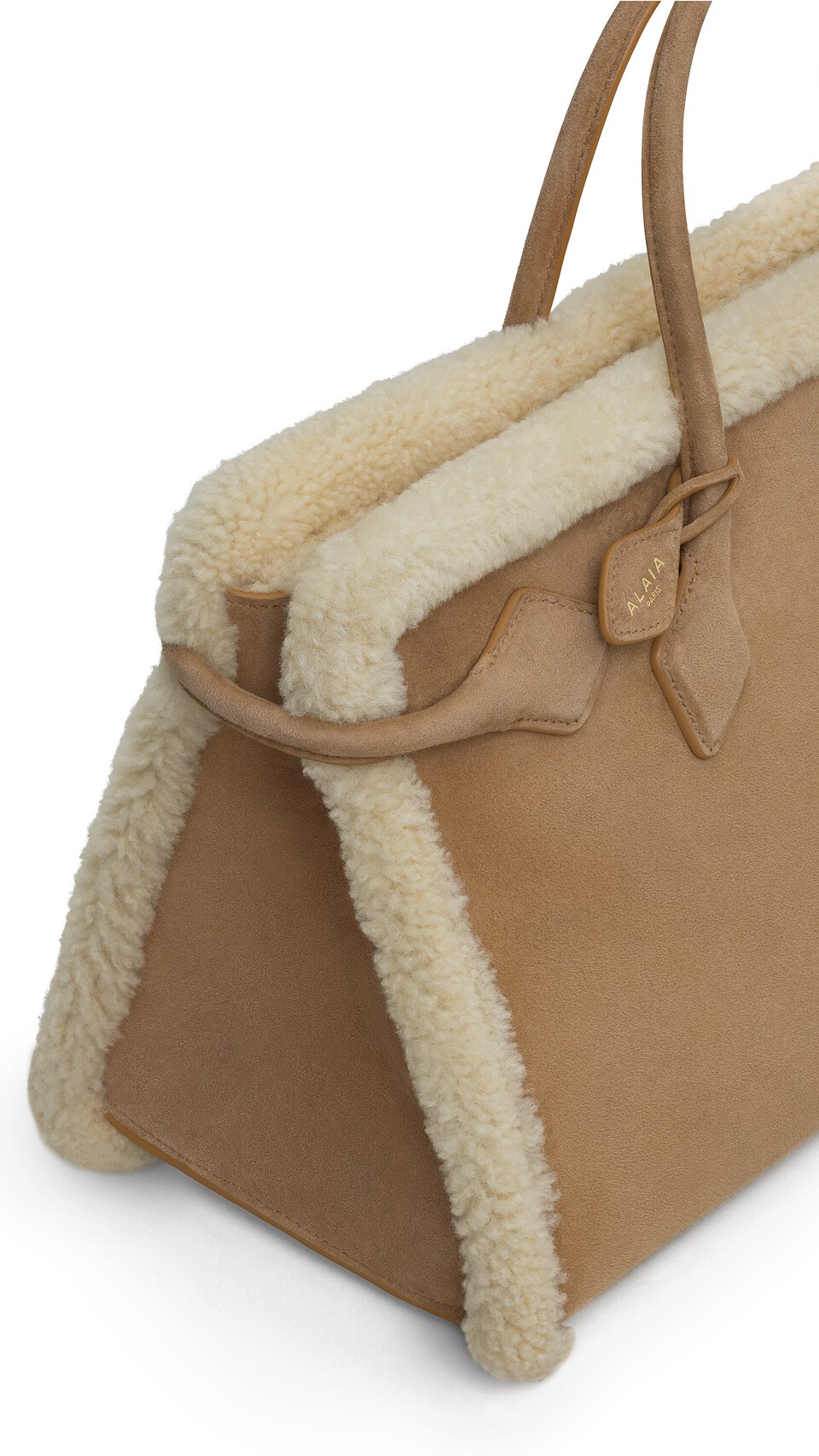 ALA&Iuml;A LE TECKEL TOTE BAG IN MERINO SHEARLING CAMEL - View 3