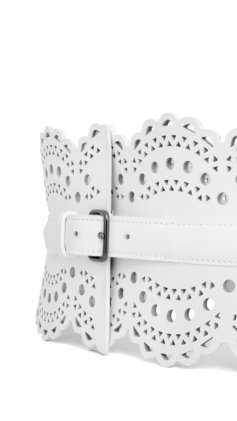 ALA&Iuml;A BUSTIER BELT IN VIENNE WAVE CALFSKIN OFF-WHITE - View 2