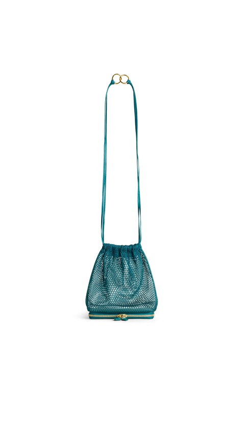 ALA&Iuml;A LE POCHON BAG IN FISHNET CHINA BLUE
