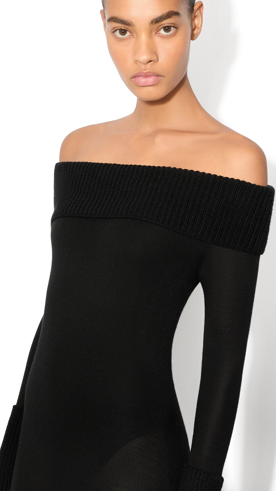 ALA&Iuml;A MERINO OFF-SHOULDER DRESS BLACK - View 4
