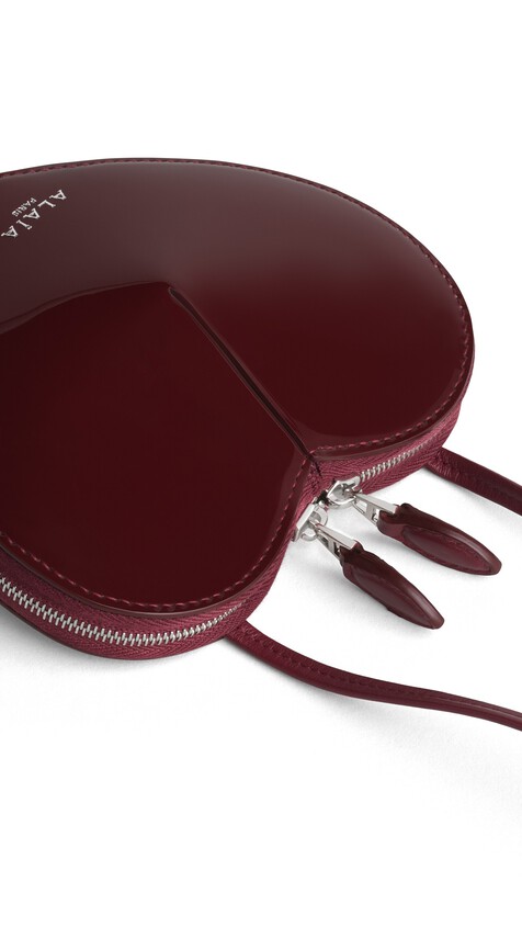 ALA&Iuml;A LE C&OElig;UR SMALL BAG IN PATENT LEATHER GARNET RED - View 2