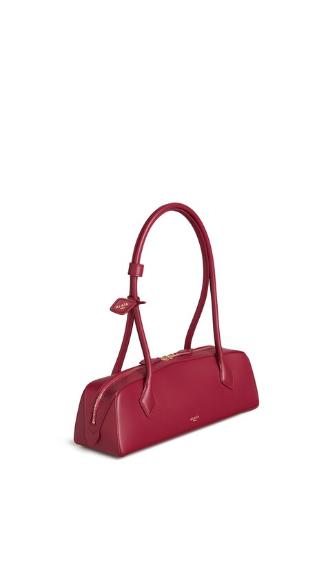 ALA&Iuml;A LE TECKEL MEDIUM BAG IN CALFSKIN CARMINE - View 2