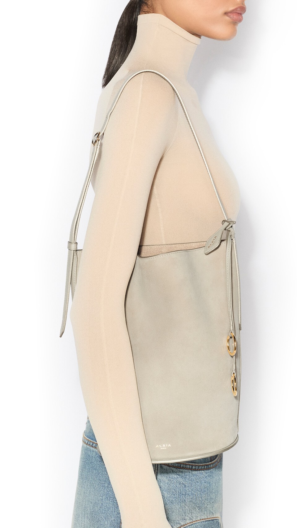 ALA&Iuml;A HIP SMALL BUCKET BI-MATERIAL BAG IN LEATHER BEIGE GREY - View 4