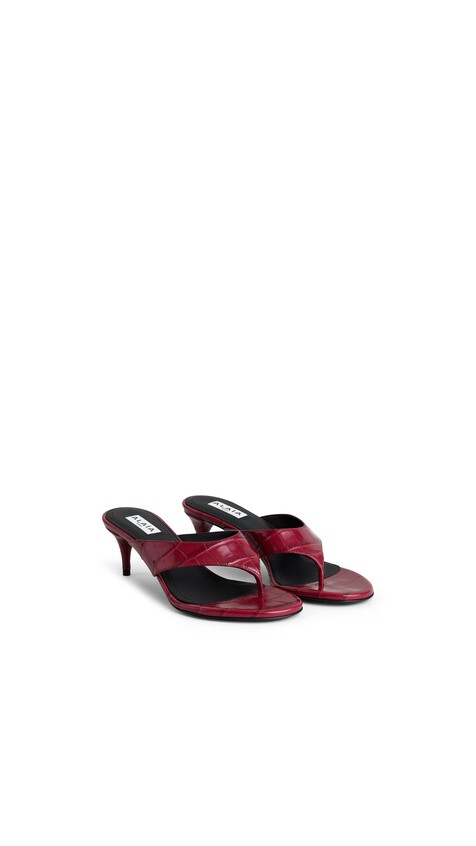 ALA&Iuml;A MULES TONG IN CROCODILE EMBOSSED CALFSKIN CHERRY - View 2