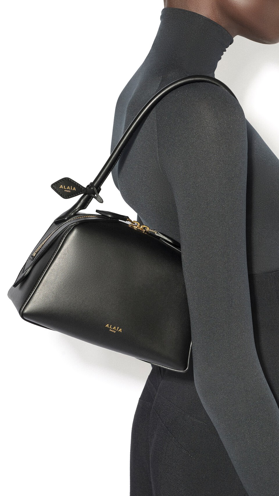 ALA&Iuml;A LE BOULEDOGUE SMALL BAG IN CALFSKIN BLACK - View 4